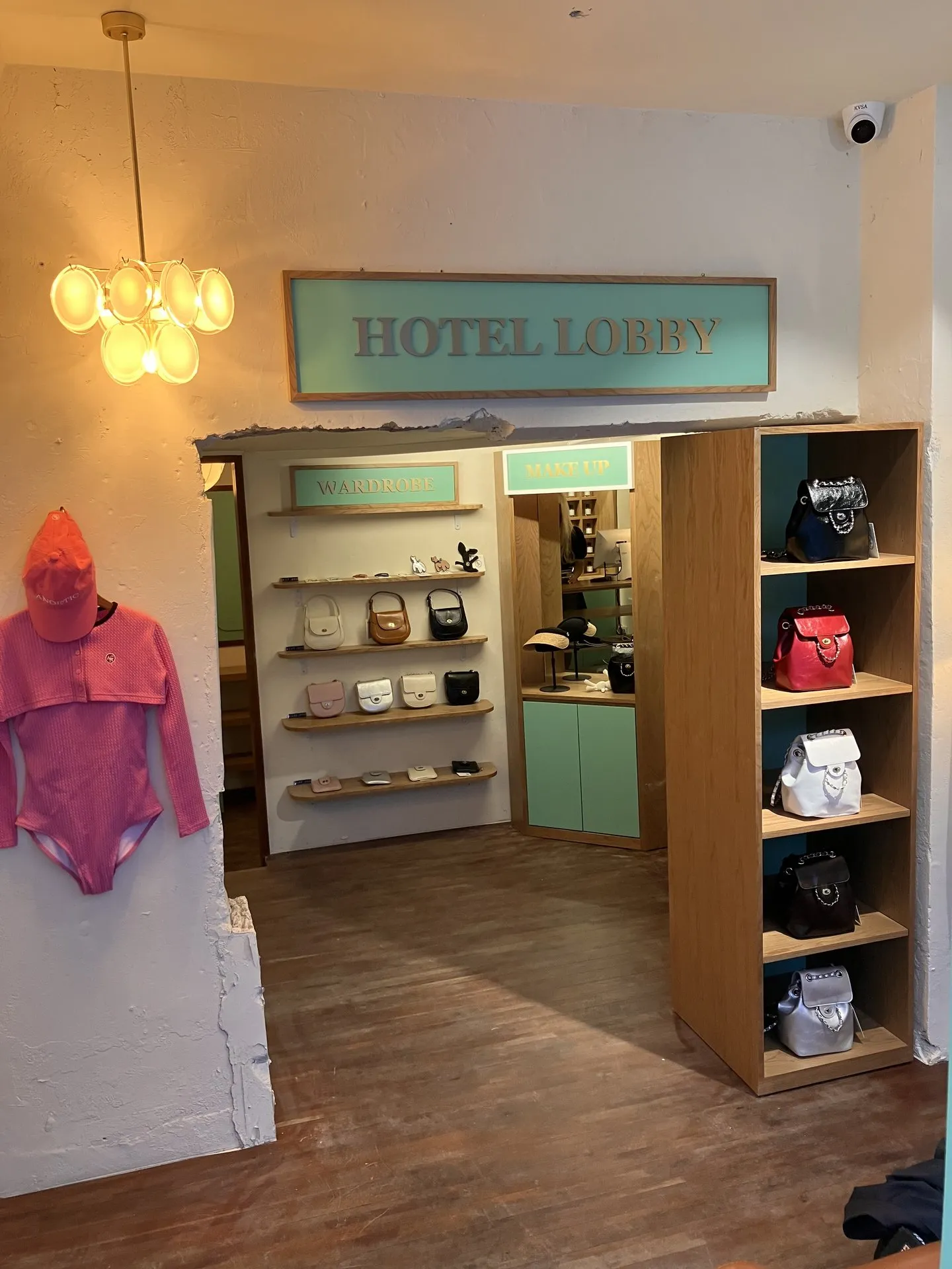 호텔 아노에틱 HOTEL LOBBY 사인과 가방 진열장