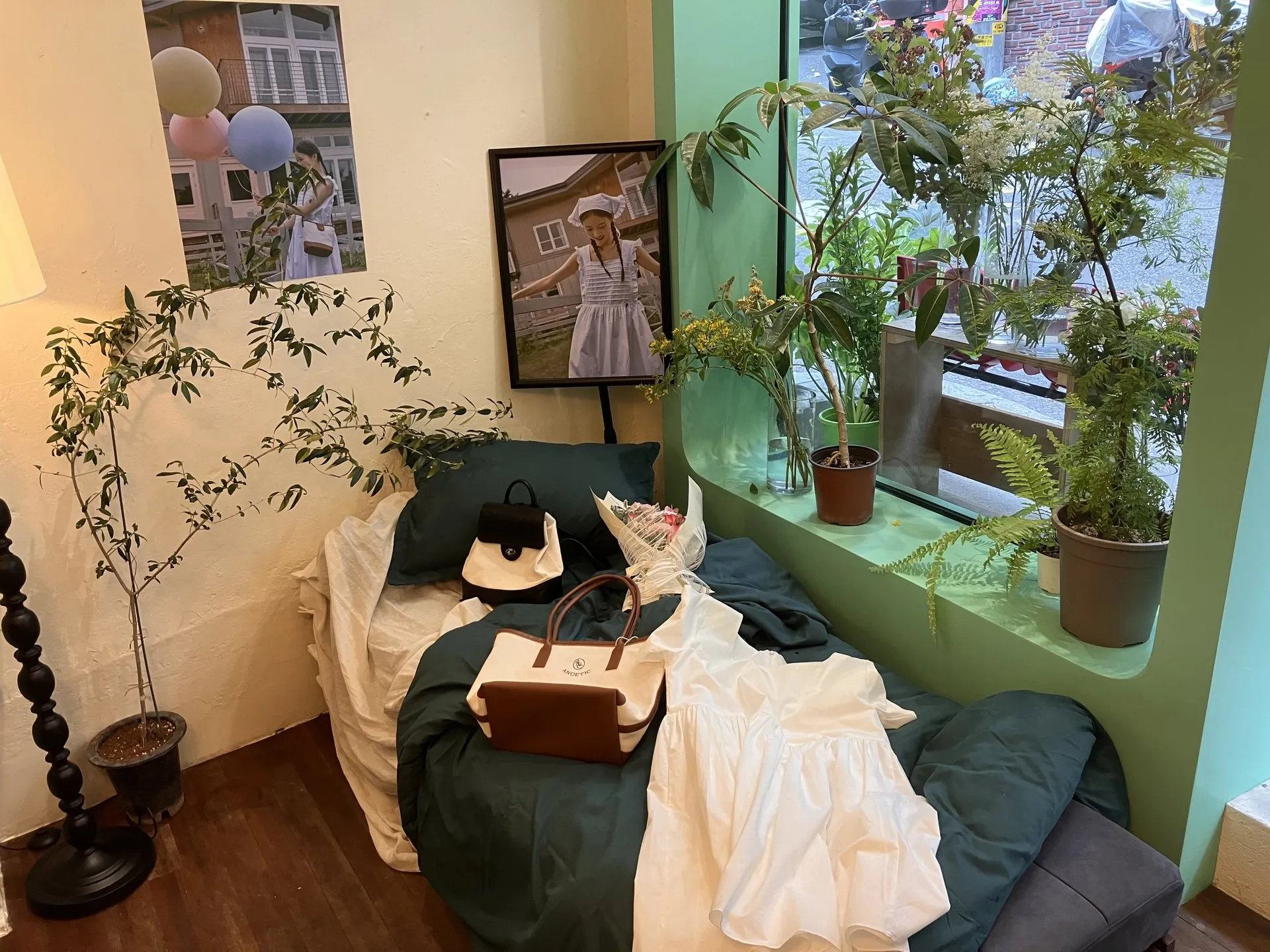 호텔 아노에틱 창가 침대 위에 세팅한 가방과 원피스, 화분